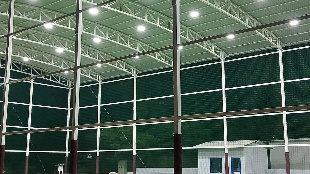 Gece LED projektörlerle aydınlatılmış çatılı halı saha