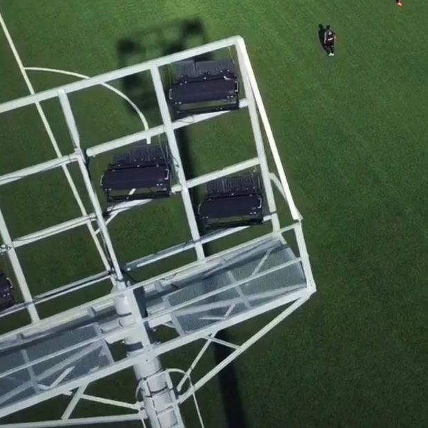 Futbol sahası kenarındaki direk üzerinde projektör grubu