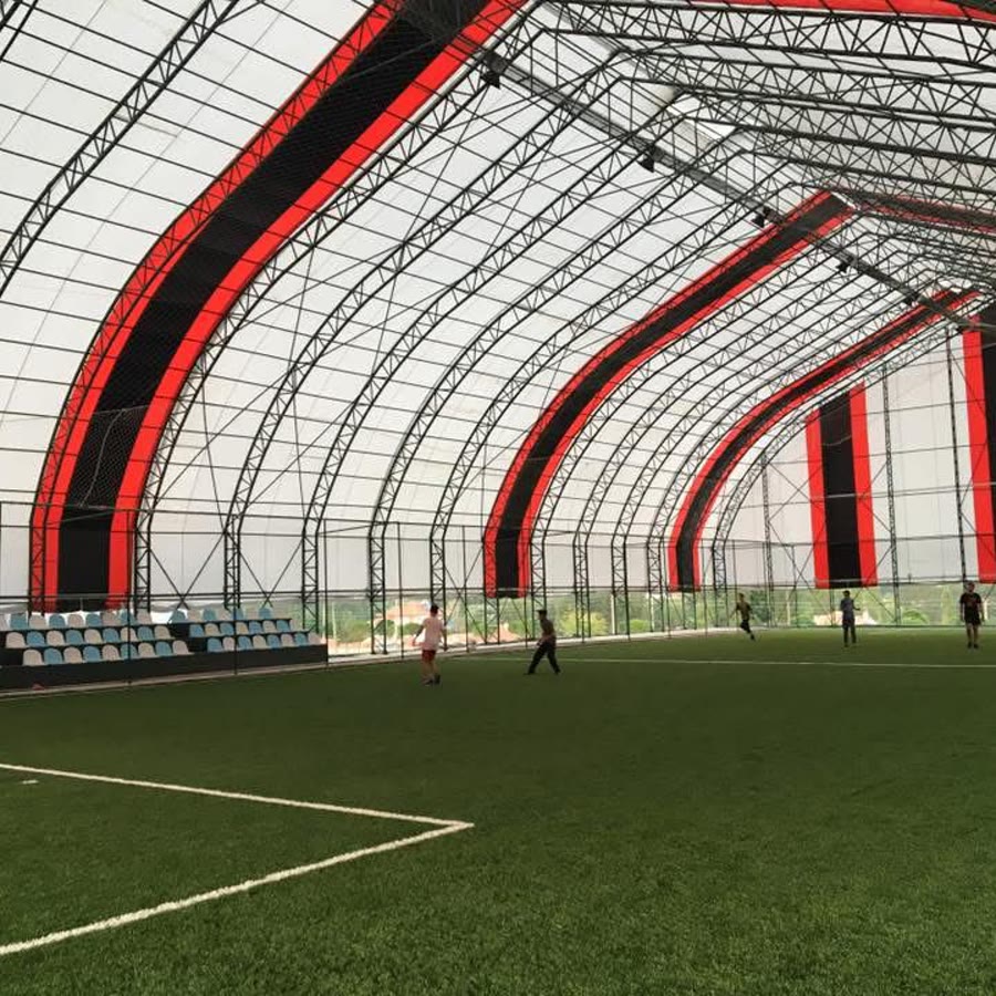 إنشاء ملاعب كرة قدم مغلقة
